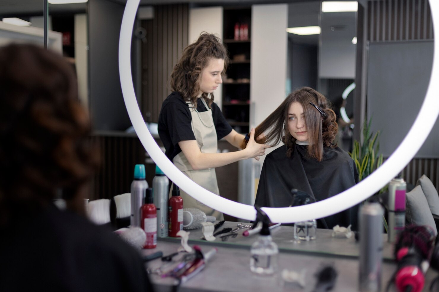 peluquera cuidando su cliente 23 2149319811